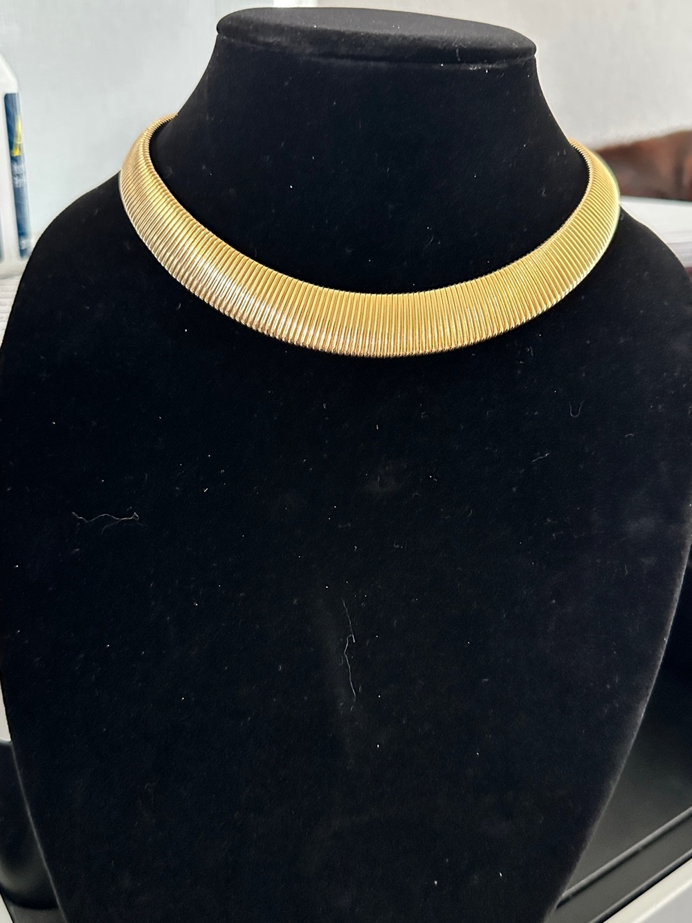 Title: Vtg 80s Gold Tone Omega Collar Choker Necklace Ribbed Flexible Tube 18in